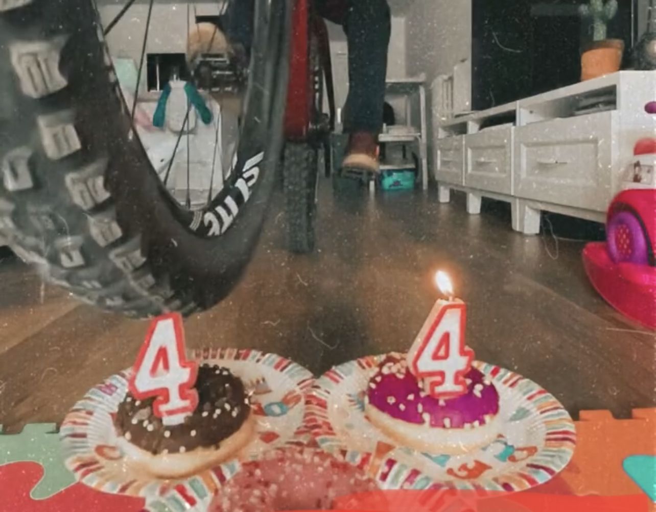 Así soplan las velas de cumpleaños los ciclistas