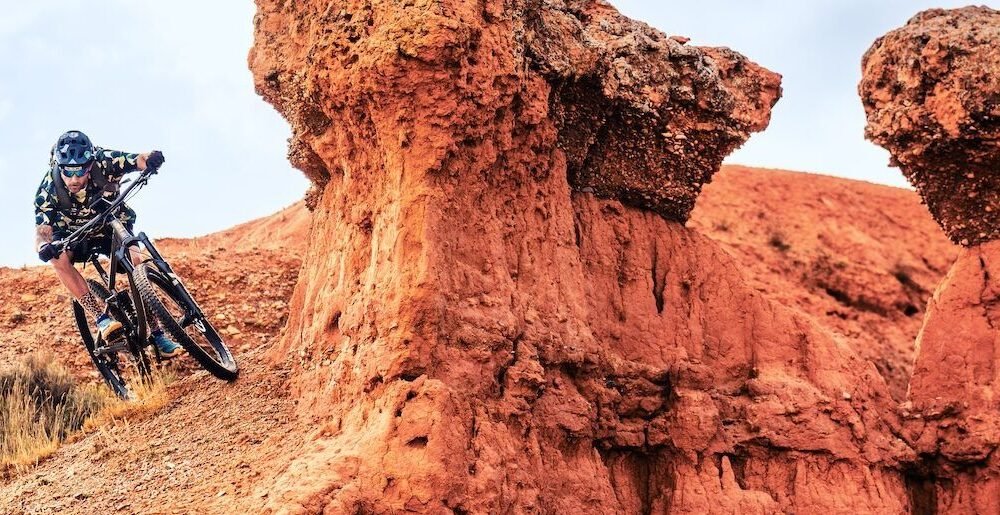 A apenas cinco minutos de Teruel emerge un paisaje irreal: la Rambla de Barrachina, conocida por muchos como el Cañón Rojo