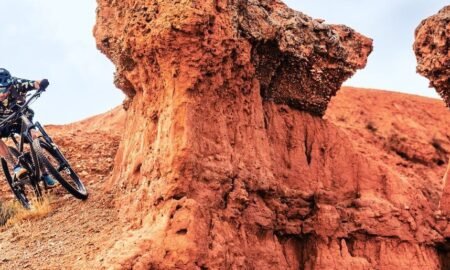 A apenas cinco minutos de Teruel emerge un paisaje irreal: la Rambla de Barrachina, conocida por muchos como el Cañón Rojo