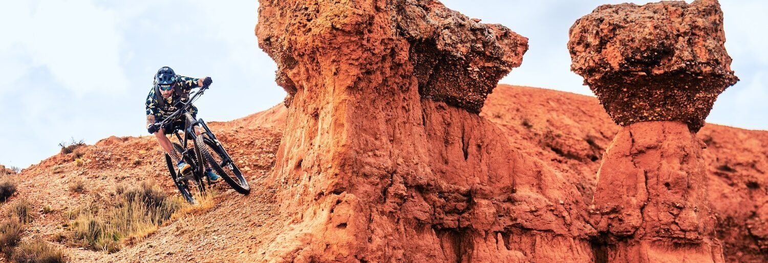 A apenas cinco minutos de Teruel emerge un paisaje irreal: la Rambla de Barrachina, conocida por muchos como el Cañón Rojo